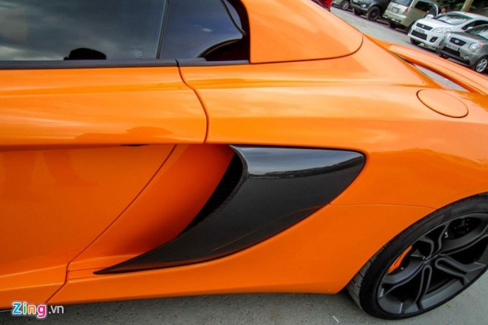 So với phiên bản 650S Coupe ra trước, 650S Spider nặng hơn 40 kg do thân xe được gia cường để "cắt mui". Bộ mui xếp của xe là dạng mui cứng với khả năng đóng/mở chỉ trong 15 giây ở tốc độ dưới 30 km/h.
