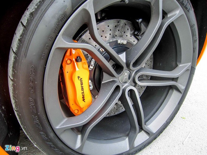650S có bộ mâm 5 cánh kép màu xám khói 20 inch đẹp mắt, phía sau là hệ thống phanh hiệu năng cao và hệ thống treo thể thao đa chế độ.