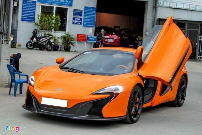 Được biết chiếc siêu xe McLaren 650S Spider này thuộc sở hữu của một thành viên trong câu lạc bộ chơi siêu xe Vietnam Team. Đây là chiếc McLaren đầu tiên được cấp biển số tại Việt Nam.