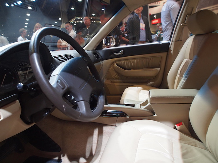Nội thất của Acura Legend cũng đã được bọc lại hoàn toàn đúng theo gam màu nguyên bản như khi Ludacris mua xe vào năm 1993.
