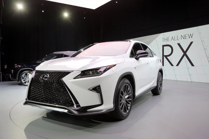Lexus RX350 2016 chuẩn bị được trưng bày tại triển lãm ôtô Việt Nam 2015 (VMS) từ thế hệ mới nhất, được hãng giới thiệu lần đầu tại triển lãm ôtô New York vào tháng 4/2015.
