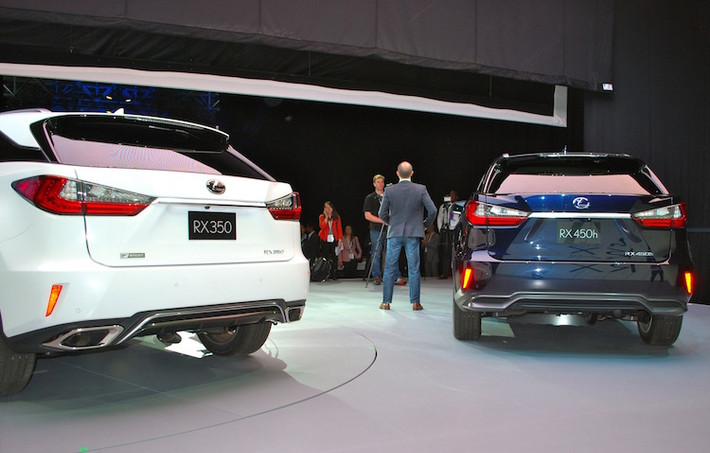 Khi ra mắt, RX 2016 có hai phiên bản chính là RX350 và RX450h, Tuy nhiên ở Việt Nam, Lexus sẽ không đem về phiên bản hybrid RX450h.