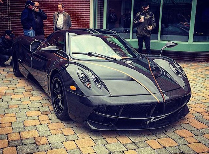 Siêu xe triệu đô của Pagani là Huayra, với động cơ V12 của Mercedes và lớp vỏ bằng sợi carbon cũng khiến nhiều khách thăm quan phải trầm trồ.