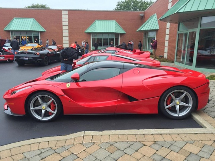 Chiếc siêu xe Ferrari LaFerrari mới nhất, mạnh mẽ nhất của Ferrari hiện nay đứng cạnh các "tiền bối" Enzo Ferrari và F50.
