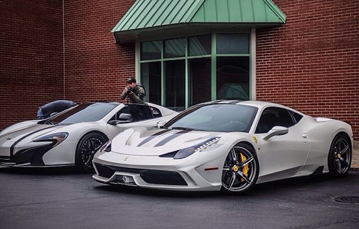 Phiên bản Ferrari 458 Speciale đặc biệt đứng cạnh chiếc McLaren 650S Spyder.