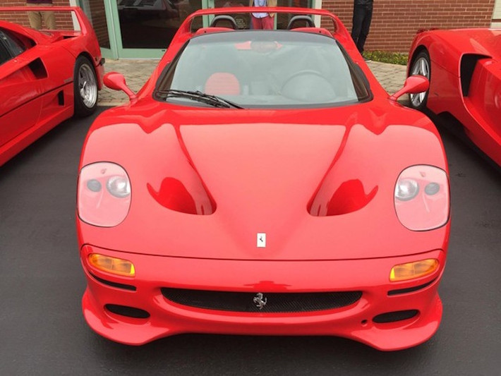 Trước Enzo Ferrari là F50 được sản xuất từ năm 1995, với động cơ được lấy trực tiếp từ xe đua F1 vào thời đó.