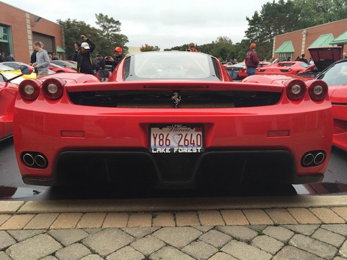 Chiếc Enzo Ferrari, ra mắt lần đầu vào năm 2002 với động cơ V12 660 mã lực và hiện vẫn đang là một trong những siêu xe hấp dẫn nhất Thế giới, với giá bán lại luôn ở ngưỡng triệu đô.