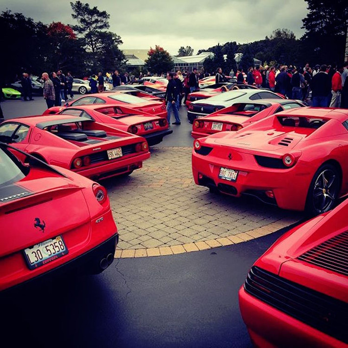 Thương hiệu siêu xe nổi tiếng của Ý Ferrari chiếm một số lượng đông đảo tại buổi offline Lake Forest Sportscars.