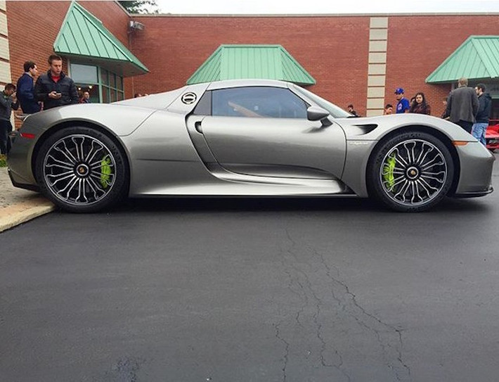 Một chiếc Porsche 918 Spyder "lạc lõng" bên cạnh dàn McLaren.