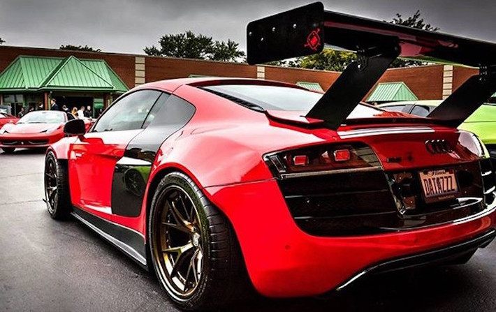 Một chiếc Audi R8 được độ theo phong cách xe đua với cánh gió cực lớn, widebody và mâm HRE.