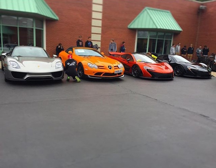 Nhân nói tới McLaren, những "siêu phẩm" của hãng siêu xe Anh này cũng góp mặt khá nhiều tại Lake Forest Sportscars, bao gồm chiếc Mercedes SLR McLaren và mẫu siêu xe mới nhất P1.
