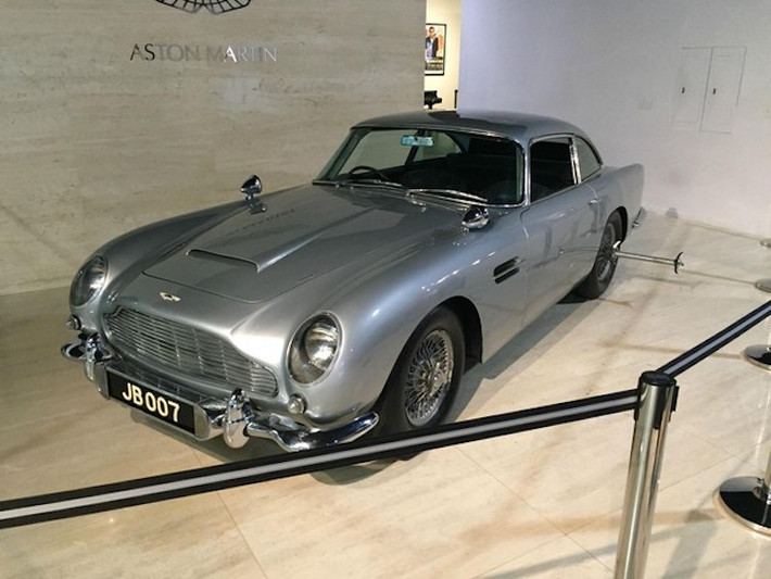 Chiếc Aston Martin DB5 làm theo mẫu siêu xe của điệp viên 007 trong các tập phim trước đây được trưng bày trang trọng trong khu vực cách ly.