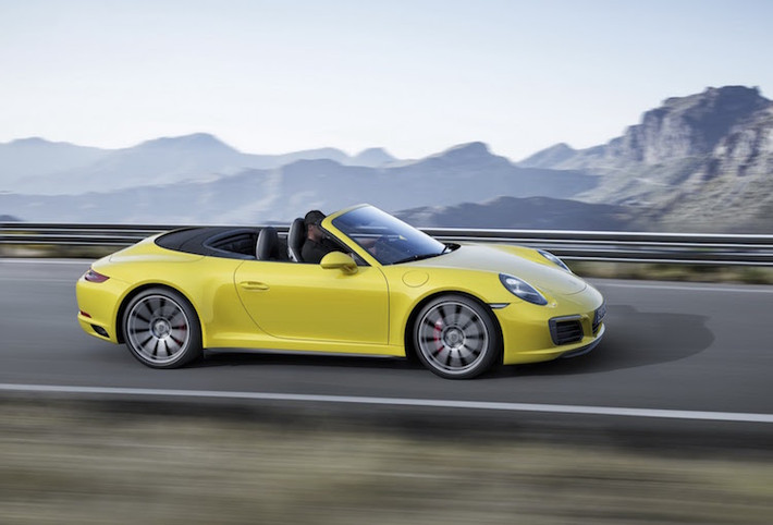 Những chiếc 911 Carrera 4 và 4S Cabriolet mui trần có giá đắt hơn khá nhiều so với những "người anh em" coupe, với giá lần lượt là 7,5 và 8,37 tỷ đồng.