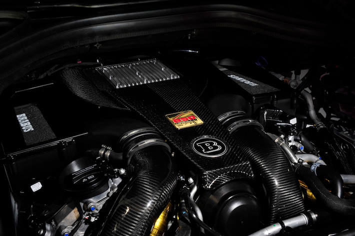 Khối động cơ V8 5.5l tăng áp kép trên G63 AMG coupe đã được Brabus nâng dung tích lên tới 6.0l, cùng với các linh kiện và tăng áp mới để đem tới công suất lên tới 838 mã lực và mô-men xoắn cực đại cực "khủng" 1450 Nm.