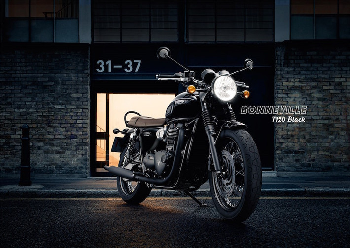 Giống các dòng Bonneville từ xưa tới nay, thiết kế của Bonneville T120 mang đậm phong cách cổ điển và nếu không có một số chi tiết hiện đại như phanh đĩa, chắc chắn nhiều người sẽ nghĩ rằng nó là một mẫu xe cổ được sản xuất từ thế kỷ trước.
