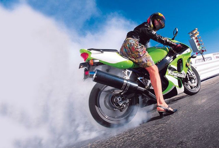 Chính vì vậy, nhiều biker nữ đều là những "tay nài cứng". Không chỉ lái xe an toàn, họ còn có thể thực hiện những kỹ thuật stunt điêu luyện như nam giới.