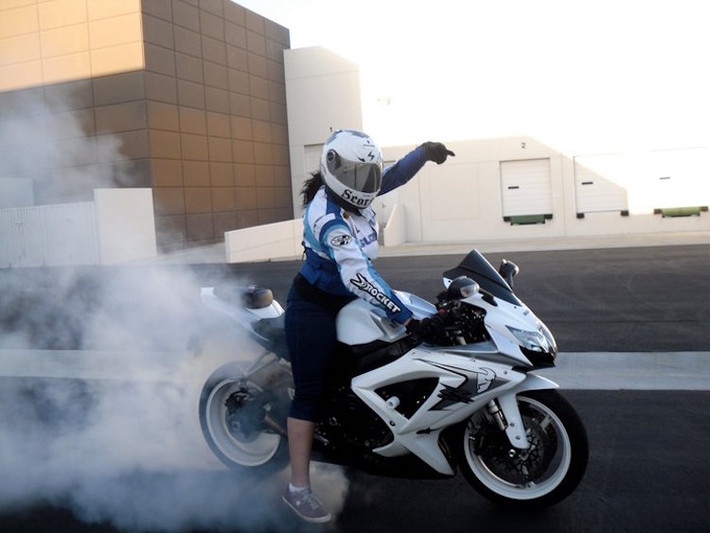 Cao cấp hơn burnout là kỹ thuật powerskid. Cũng nhằm mục đích tạo ra khói bằng bánh sau nhưng khác với burnout, xe vẫn di chuyển khi "đốt lốp".