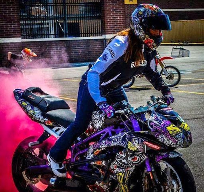 Mặc dù khó hơn, nhưng nhiều biker nữ vẫn có thể thực hiện những pha powerskid đẹp mắt.