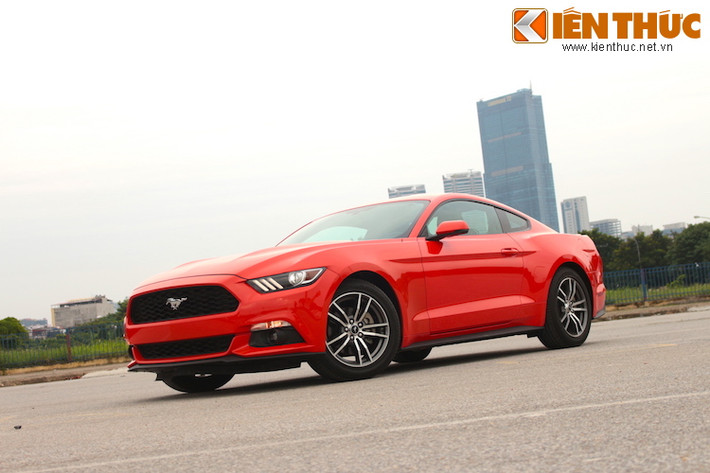 Chiếc xe thể thao Ford Mustang coupe 2015 vừa xuất hiện tại Hà Nội có màu cam, thuộc phiên bản sử dụng động cơ EcoBoost 2.3l. Đây không phải là chiếc Mustang coupe thế hệ mới đầu tiên về Việt Nam, nhưng lại là chiếc đầu tiên xuất hiện ở Hà Nội.