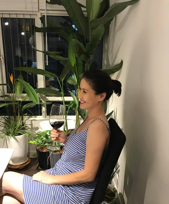 Ít ai biết rằng cô từng có một thời thiếu nữ khốn khó và làm nên tất cả từ hai bàn tay trắng. Và như lẽ thường, những người phụ nữ giỏi giang, cứng cỏi, bản lĩnh như vậy lại có số kiếp đa đoan.