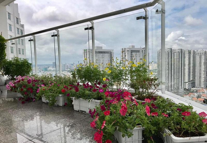 Phòng khách nối liền với ban công rộng.