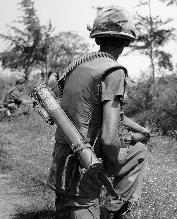 M72 LAW là loại súng phóng đạn chống tăng, có ống phóng làm bằng sợi thủy tinh, đường kính 66mm. Bên trong ống phóng là một quả đạn nặng 2,4 kg, trọng lượng của súng chống tăng M72 chỉ nặng vỏn vẹn 2,6 kg. Nguồn ảnh: Wiki.