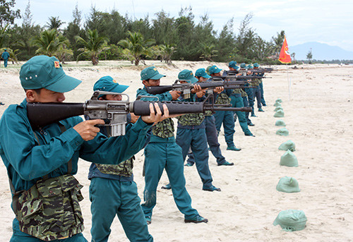 Đúng như tên gọi của mình, súng tiểu liên cực nhanh AR-15 có tốc độ bắn nhanh tới chóng mặt, có thể lên tới 850 viên mỗi phút. Loại súng này có độ giật thấp nên khả năng bắn chính xác khá cao. Nguồn ảnh: Quangnam.