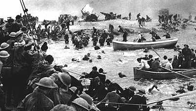 Cảnh hỗn loạn khi lính Anh cùng các lực lượng đồng minh khác tranh nhau lên tàu để rời Dunkirk trước khi quân Đức tiến đến Trong lúc này, quân Pháp đang chiến đấu ở "Phòng tuyến cuối cùng" bảo vệ cho cuộc di tản. Nguồn ảnh: Gwyd.
