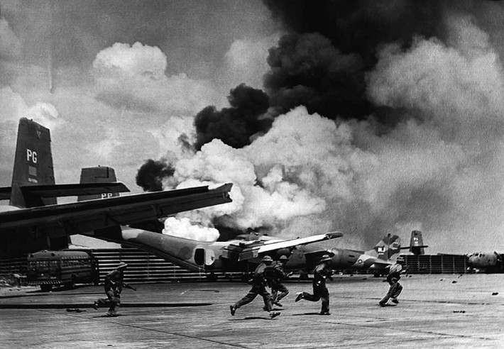 Duy nhất chỉ có Chiến dịch Hồ Chí Minh - Mùa Xuân 1975 lịch sử, khi Quân giải phóng tiến quân vào một số sân bay quân sự của quân đội ngụy Sài Gòn, quân ta mới cố gắng hạn chế các thiệt hại cho căn cứ quân sự quan trọng này. Nguồn ảnh: Thestar.