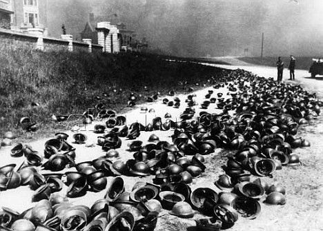 Một sự may mắn trùng hợp ngẫu nhiên đó là trong cuộc đại di tản Dunkirk này, các lực lượng thiết giáp chủ lực của Đức đã dừng lại để hội quân mất vài ngày, Không quân Đức tác chiến cũng không hiệu quả do thời tiết quá xấu. Nguồn ảnh: Quora.