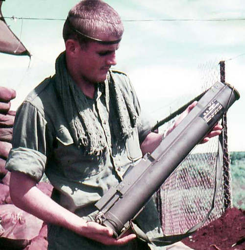 M72 được Quân đội Mỹ chế tạo từ năm 1963, loại tên lửa dùng một lần này được trang bị cho binh lính làm nhiệm vụ chống tăng, thay cho khẩu Bazooka ra đời từ Chiến tranh Thế giới thứ hai. Nguồn ảnh: Pinterest.