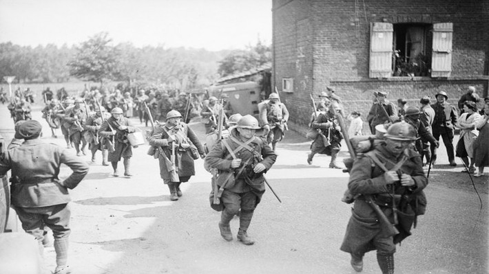 Những người lính Pháp anh hùng bảo vệ lực lượng đồng minh ở Dunkirk di tản được xác định thuộc Sư đoàn Cơ giới số 2 và Sư đoàn bộ binh 68. Với tổng quân số khoảng 26.000 quân, hai sư đoàn này đã di tản sang Anh thành công trong những chuyến tàu cuối cùng mang theo cờ hiệu của mình, vớt vát lại một chút ít danh dự trong thất bại nhục nhã nhất lịch sử đất nước này. Nguồn ảnh: DK19.