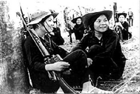 Tuy nhiên trong lực lượng dân quân hay du kích miền Nam AR-15 vẫn là loại vũ khí phổ biến nhất, do có "nguồn cung" dồi dào từ ngay chính kẻ thù và một phần nào đó chúng cũng dễ sử dụng hơn. Nguồn ảnh: Pinterest.