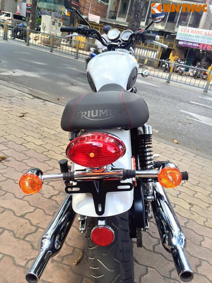 Ở phía sau đuôi của Bonneville T214 không có điểm khác biệt, ngoại trừ yên xe thêu chỉ đỏ.