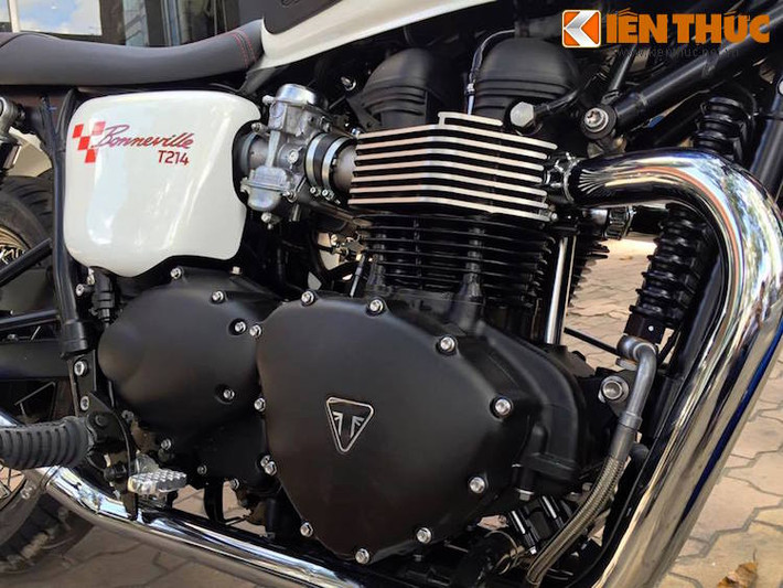 Xe được trang bị động cơ nạp khí tự nhiên 2 xi-lanh DOHC 865cc làm mát bằng gió, với công suất 68 mã lực và mô-men xoắn cực đại 50 Nm.