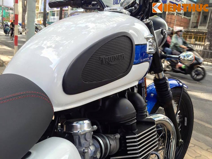 So với những phiên bản Triumph Bonneville thường, T124 nổi bật nhờ màu sơn xanh-trắng tương tự như chiếc xe lập kỷ lục tốc độ năm xưa.