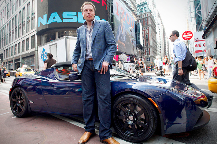 Năm nay 41 tuổi, tỷ phú Elon Musk được nhiều người coi là "Người Sắt" (Iron Man) ngoài đời thực. Ông là người đồng sáng lập cổng thanh toán trực tuyến PayPal, nhà sáng lập hãng xe điện Tesla, khởi xướng dự án đưa người lên sao Hỏa Space X cùng hàng loạt dự án táo bạo khác.
