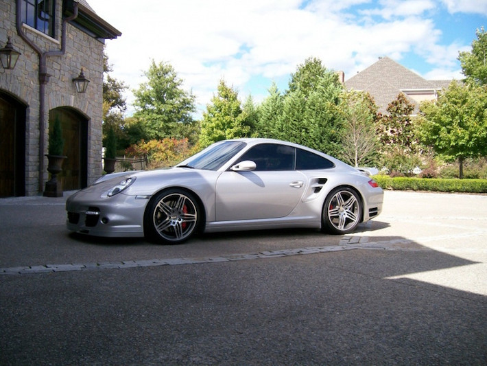 Elon Musk cũng từng sở hữu một chiếc Porsche 911 Turbo đời 2007 trong gara của mình. Đây là một trong những dòng xe mang tính "biểu tượng" của Porsche và khả năng tăng tốc của nó đã phần nào gợi cảm hứng để Musk phát triển phiên bản P85D của chiếc Tesla Model S.