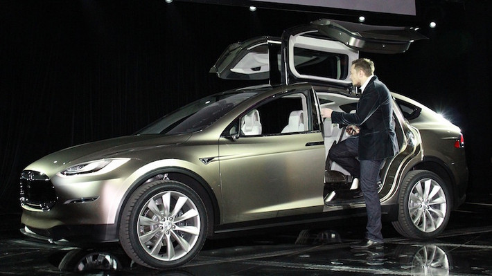 Trải nghiệm với Q7 đã khiến Elon Musk muốn làm một chiếc xe SUV với cửa có thể mở được trong không gian hẹp và hành khách có thể dễ dàng bước vào hàng ghế thứ 3. Ý tưởng này đã được ông "hiện thực hóa" với chiếc SUV chạy điện Tesla Model X.