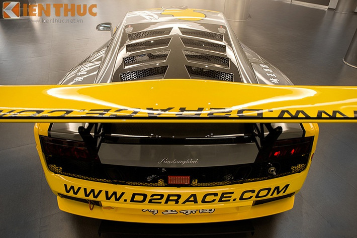 Bản độ Lamborghini LP600 này được hãng độ xe D2 Race (Hoa Kỳ) giới thiệu với nhiều option thay đổi. Phía sau xe là cánh gió cỡ lớn giúp tăng tính khí động học.