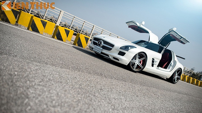 Mercedes SLS AMG nguyên bản với màu trắng ngọc trai, phần ca pô dài và thể thao, hệ thống cửa mở dạng cánh chim.