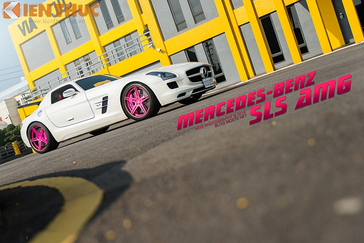 Siêu xe Mercedes SLS AMG phù hợp cho mọi điều kiện đường phố bởi thiết kế gầm cao.
