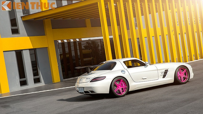 Trong bản độ mới, Mercedes SLS AMG có bộ la - zăng ấn tượng với màu hồng cá tính, nổi bật hoàn toàn trên nền trắng ngọc trai.