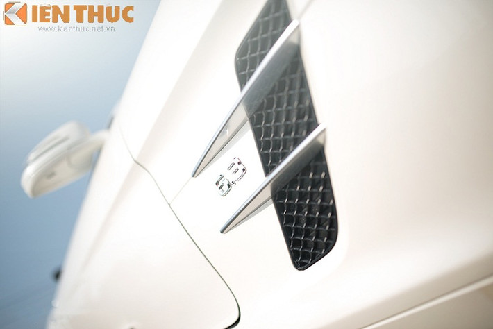 Mercedes-Benz SLS AMG được trang bị động cơ V8, dung tích 6.3L cho công suất 583 mã lực tại 6.800 vòng/phút và mô-men xoắn 650 Nm tại 4.750 vòng/phút, khả năng tăng tốc từ 0-100 km/h trong 3.7 giây, 0-200 km/h trong 11 giây và đạt tốc độ tối đa ở 320 km/h.
