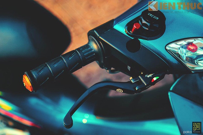 Cùm thắng Brembo cùng bình dầu CNC sắc sảo, những món đồ chơi trên xe được chọn lọc kỹ lưỡng trước khi thể hiện lên tổng thể chiếc xe số phổ thông của hãng sản xuất Honda.