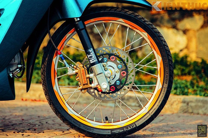 Tổng thể chân trước với heo Brembo đẳng cấp, phuộc R/T, dĩa Brake Tech, niềng nhôm cùng lốp Michelin City Grip.
