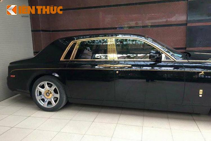 Điểm đặc biệt của mẫu xe này đó là đường kẻ coachline màu vàng chạy dọc theo thân xe, bị ngắt quãng bởi hình ảnh một chú ngựa phi nước đại trên vè trước.