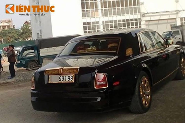 Một chiếc siêu xe sang Phantom mạ vàng khác cũng mang biển số "khủng" với biển tứ quý 9 cũng bị bắt gặp khi đang di chuyển trên đường.