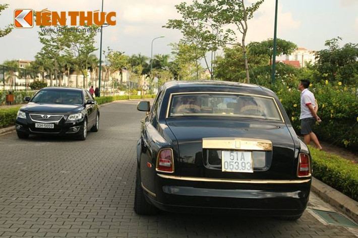 Chủ nhân của chiếc siêu xe sang Phantom này là một đại gia Sài Gòn hoạt động trong lĩnh vực bất động sản.