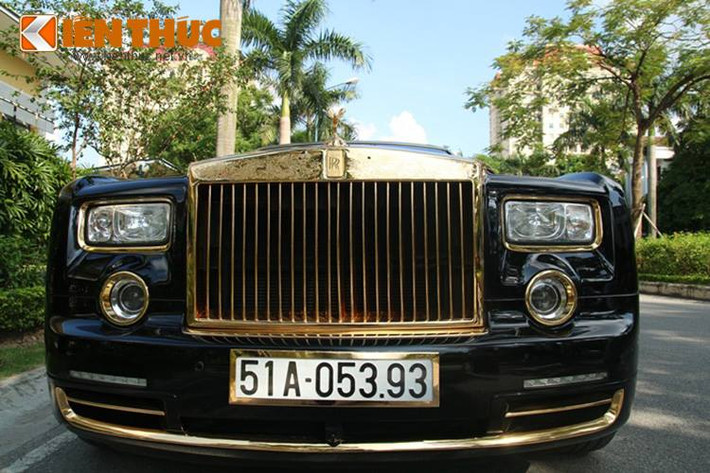 Cũng giống như chiếc Phantom biển 991.99 của đại gia Quảng Ninh, chiếc xe này cũng có tất cả các chi tiết mạ trang trí bên ngoài màu vàng.